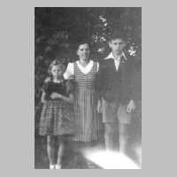 067-0031 Frau Helene Tobien mit Sohn Karl-Heinz und Tochter Hildegard im Jahre 1942.jpg